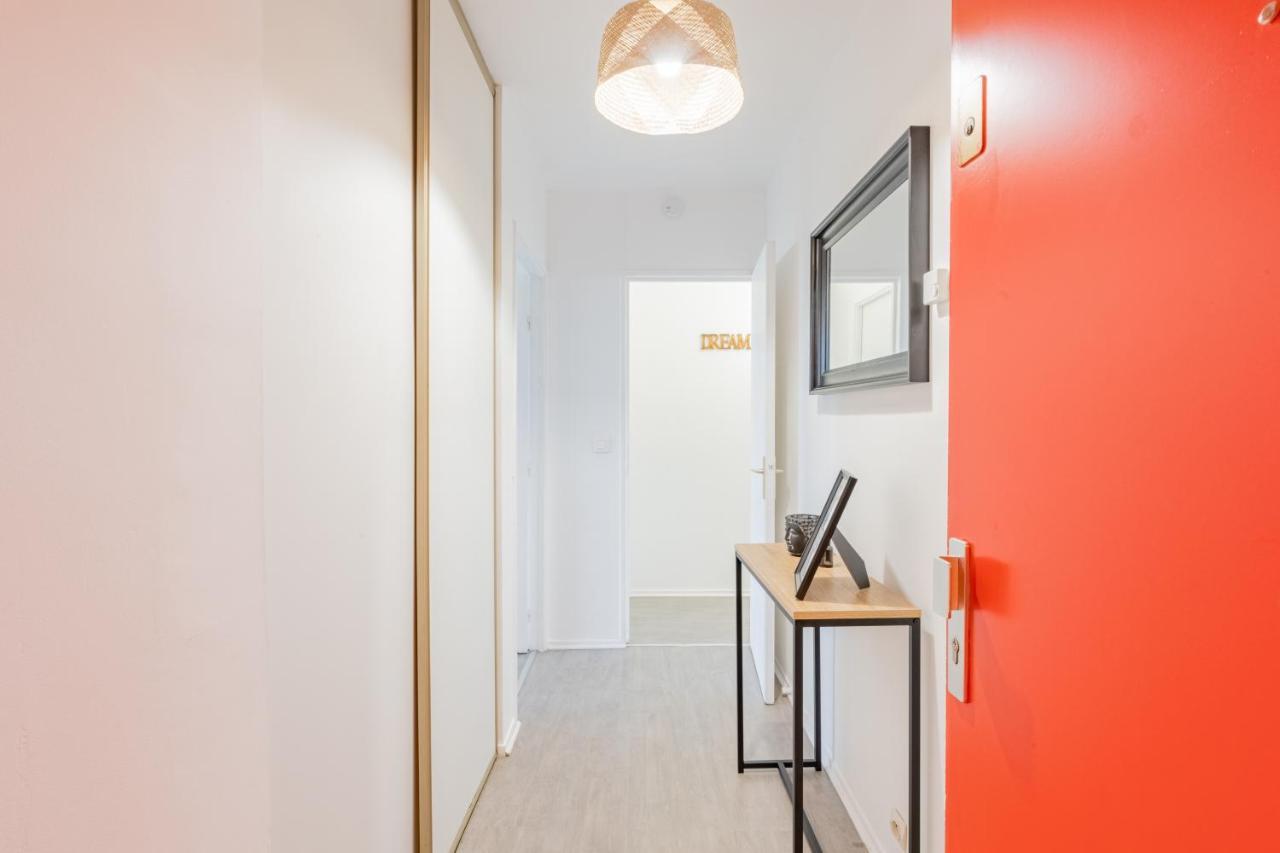 Appart'Hotel Versailles Saint Cyr L'Ecole - Gare Sncf A 100M Et Parking Prive Екстер'єр фото